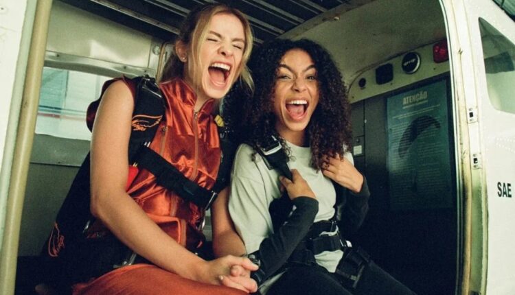 Atrizes posam juntas na première de filme