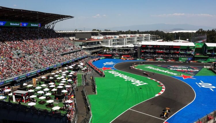 Vista do Autódromo Hermanos Rodríguez com arquibancadas cheias
