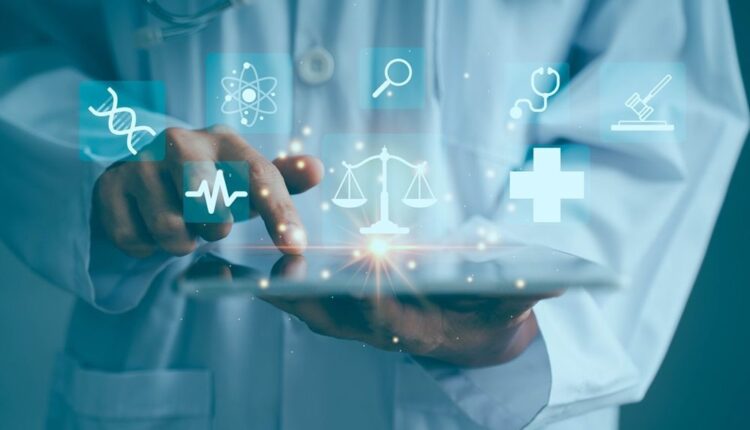 Médico usa tablet com ícones de tecnologia