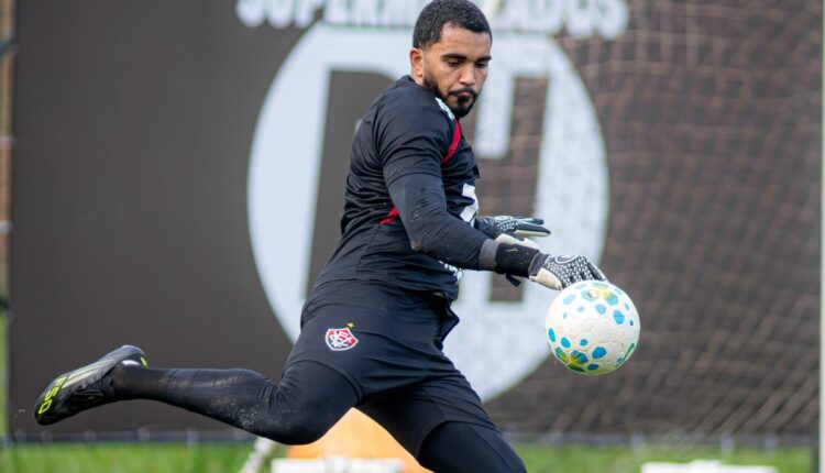 Goleiro Lucas Arcanjo defende bola em treino do Vitória