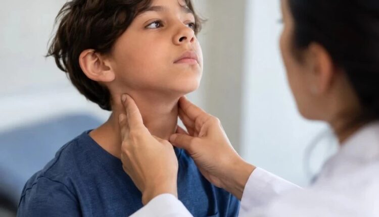 Médico examina criança