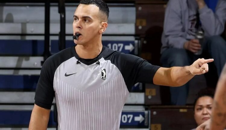 Árbitro de basquete sinaliza durante partida