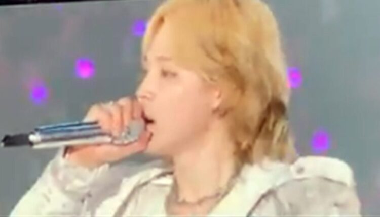 Jimin, do BTS, canta no palco