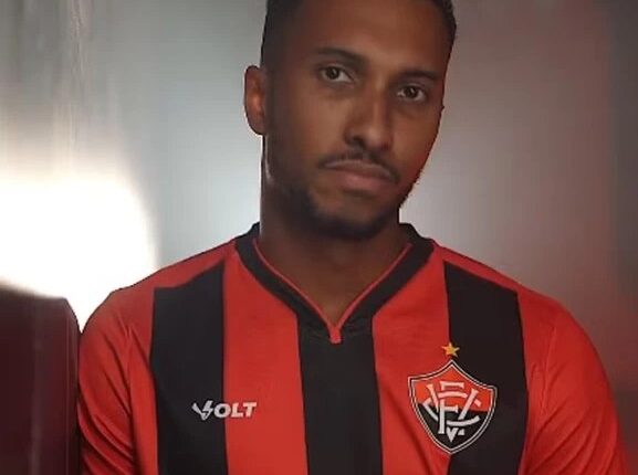 Atacante Lucas Braga