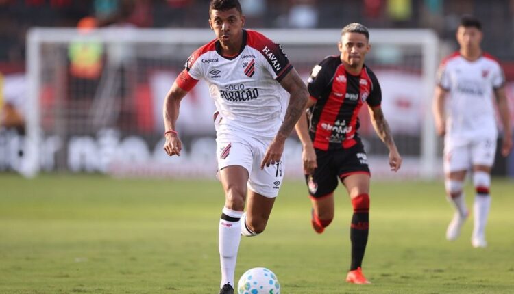 Jogadores de Vitória e Athletico-PR disputam a bola