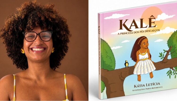 Escritora Kátia Letícia sorrindo ao lado da capa do livro Kalê