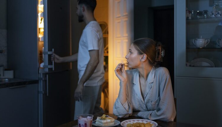 Casal faz lanche à noite na cozinha