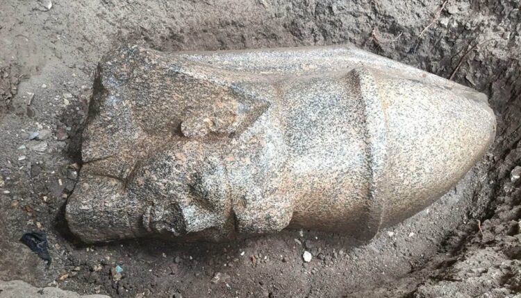 Cabeça de estátua de Ramsés II encontrada no solo