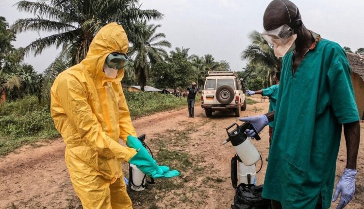 Profissionais de saúde com roupas de proteção contra o ebola
