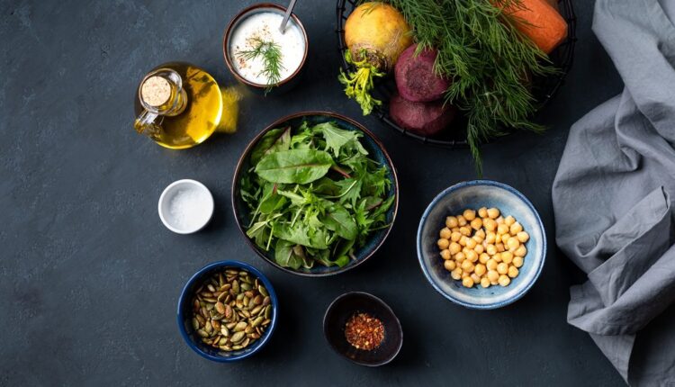 Tigelas com alimentos variados sobre a mesa