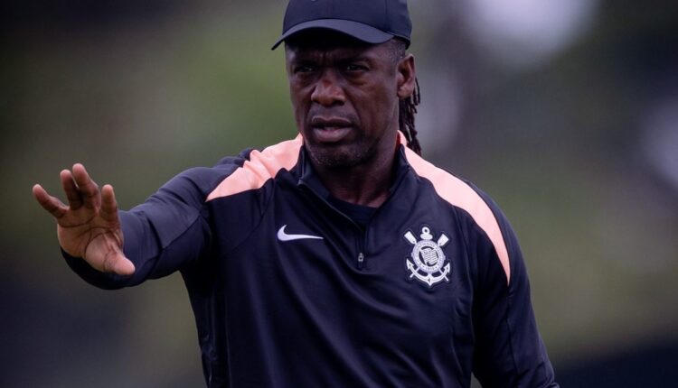 Clarence Seedorf com o agasalho do Corinthians