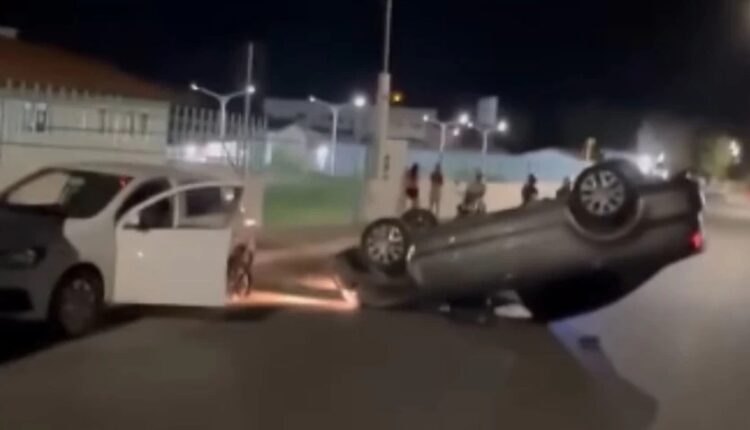 Carro capotado em Brumado