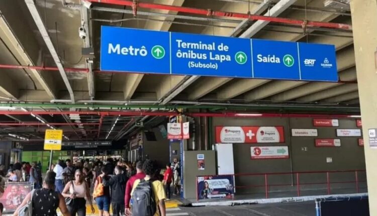 Placas de sinalização na Estação da Lapa, em Salvador