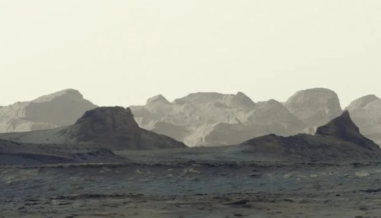 Paisagem rochosa de Marte ao amanhecer registrada por rover