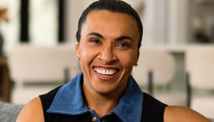 Jogadora Marta sorri durante entrevista
