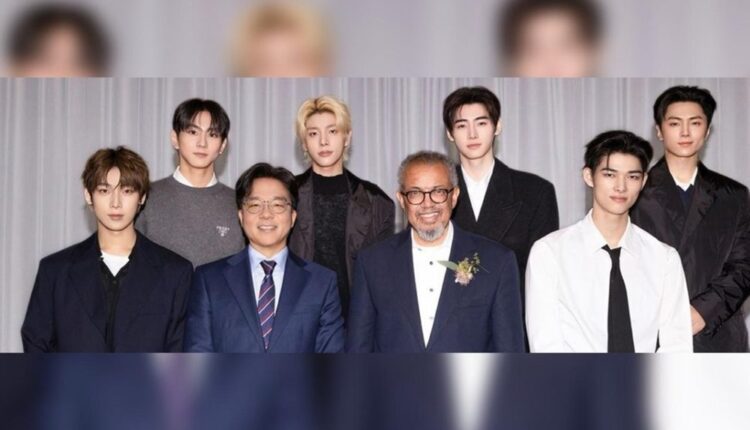 Integrantes do ENHYPEN com o diretor-geral da OMS
