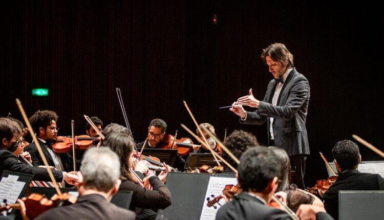 Maestro rege a Orquestra Sinfônica da Bahia no palco