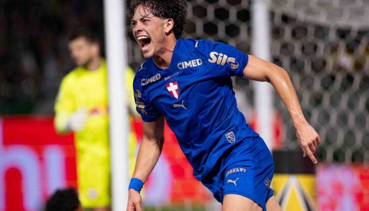 Jogador comemora gol em partida do Brasileirão