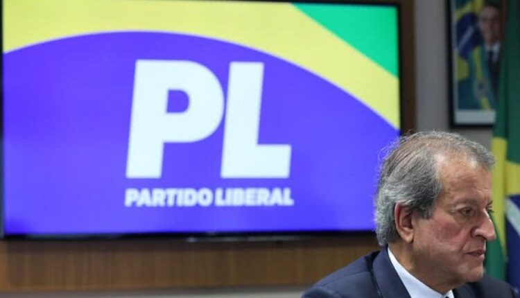 Valdemar Costa Neto diante do logo do PL