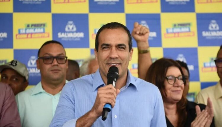 Prefeito Bruno Reis discursa ao microfone