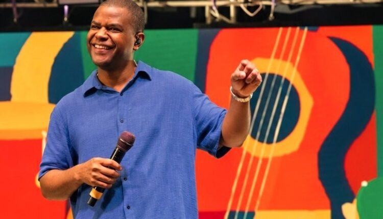 Pretinho da Serrinha canta em roda de samba