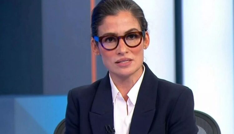 Jornalista Renata Vasconcellos em estúdio de televisão