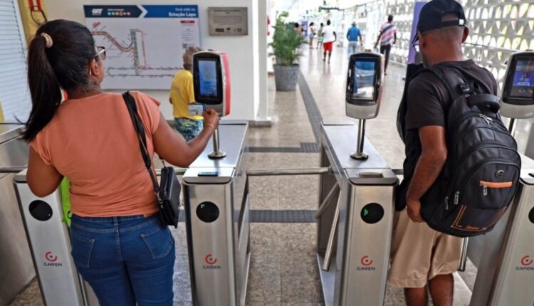 Passageiro embarca em ônibus urbano de Salvador