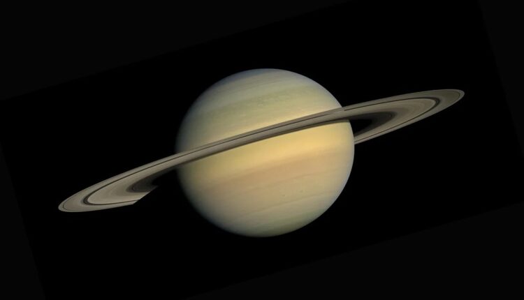 Planeta Saturno com seus anéis