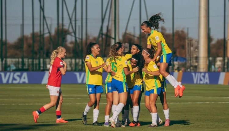 Jogadoras da seleção sub-17 comemoram gol