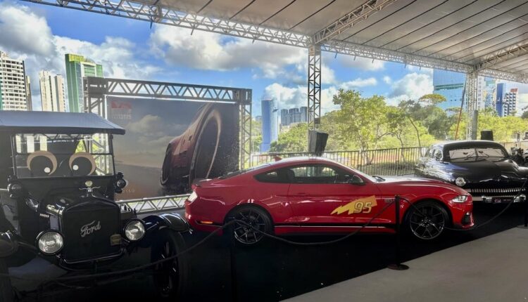 Carro esportivo em exposição em salão de automóveis