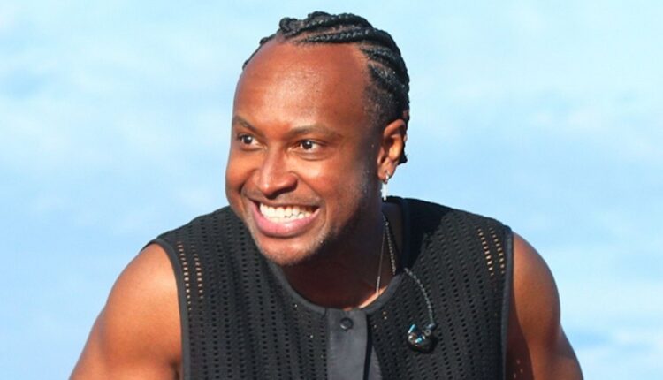 Cantor Thiaguinho se apresenta em show