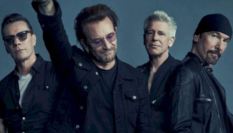 Integrantes da banda U2 posam para foto