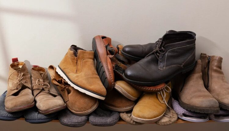 Vários pares de sapatos e botas enfileirados
