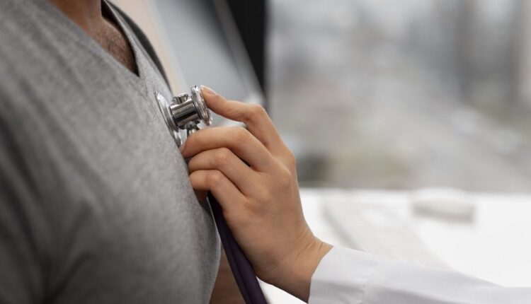 Médico examina paciente com estetoscópio
