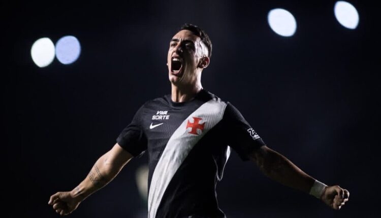 Jogador do Vasco comemora gol