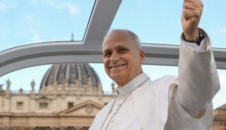 Papa Leão 14 acena no papamóvel