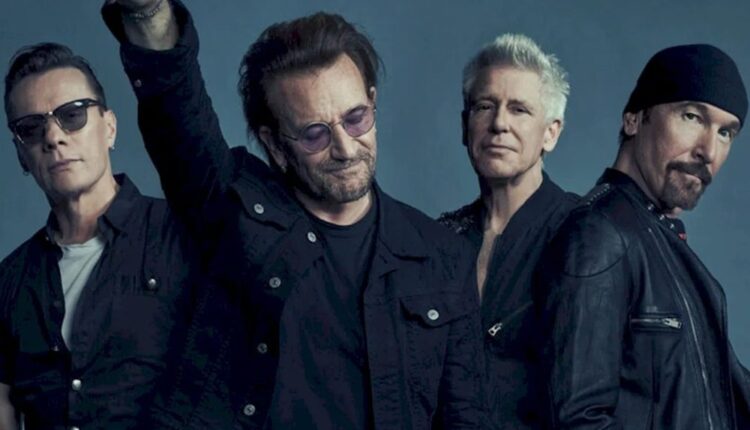 Integrantes da banda U2 no palco