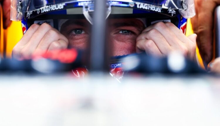 Piloto de Fórmula 1 de capacete no cockpit