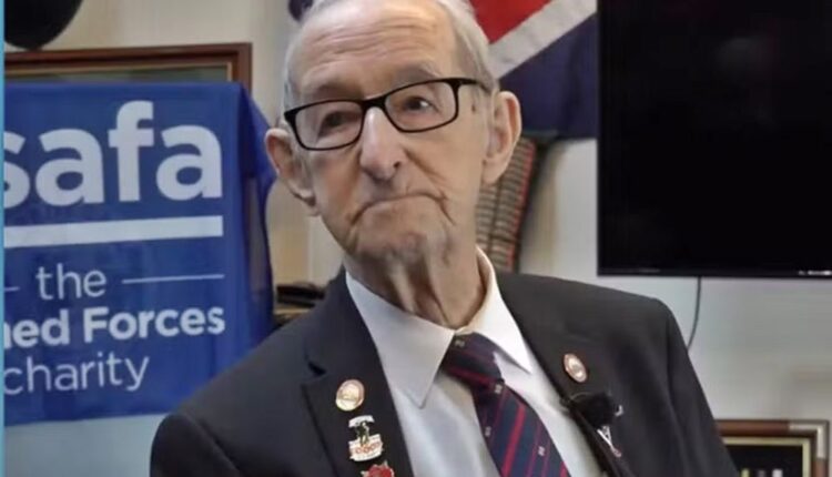 Veterano Owen Filer com medalhas no paletó