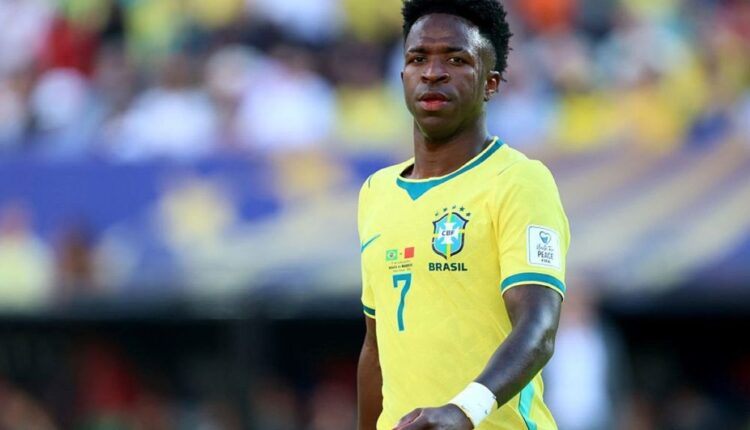 Vinícius Júnior com a camisa da seleção