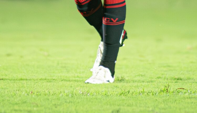 Gramado de estádio de futebol com marcas de desgaste