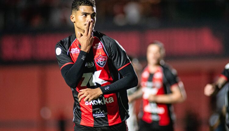 Atacante Renê comemora gol pelo Vitória